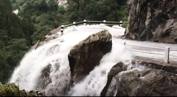 (VIDEO) SAMO U NEPALU: Neverovatan snimak vožnje po putu koji prolazi kroz vodopad!